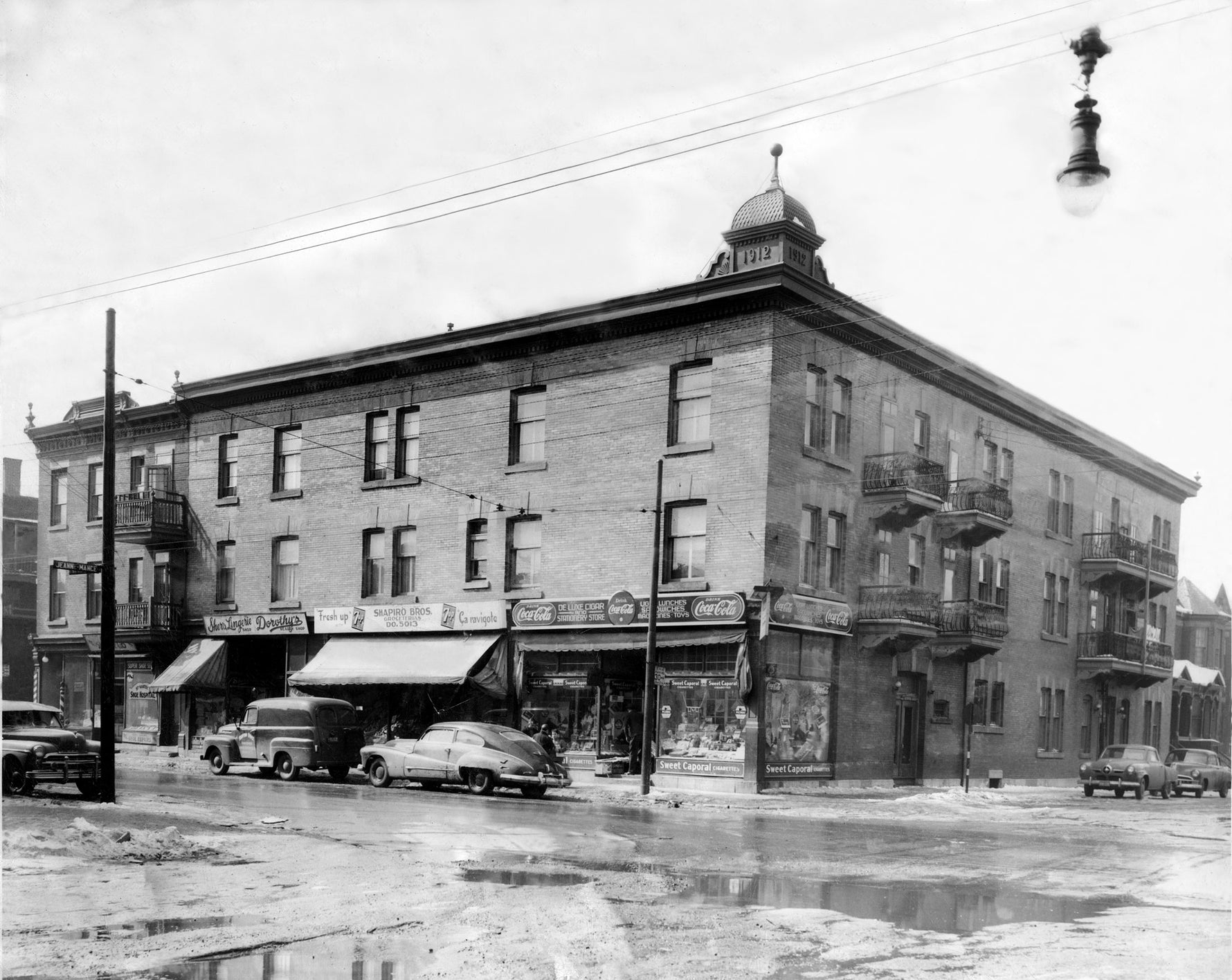 History - Black & white photo of a building, the future site of St-Viateur Bagel shop.